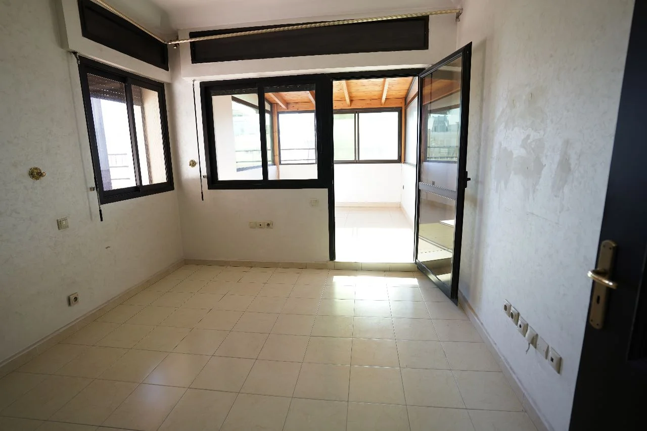 bel appartement à vendre à tanger 1èr étage ، 336 mètres 5 chambres 2 salon bel appartement à vendre à tanger 1èr étage ، 336 mètres 5 chambres 2 salon