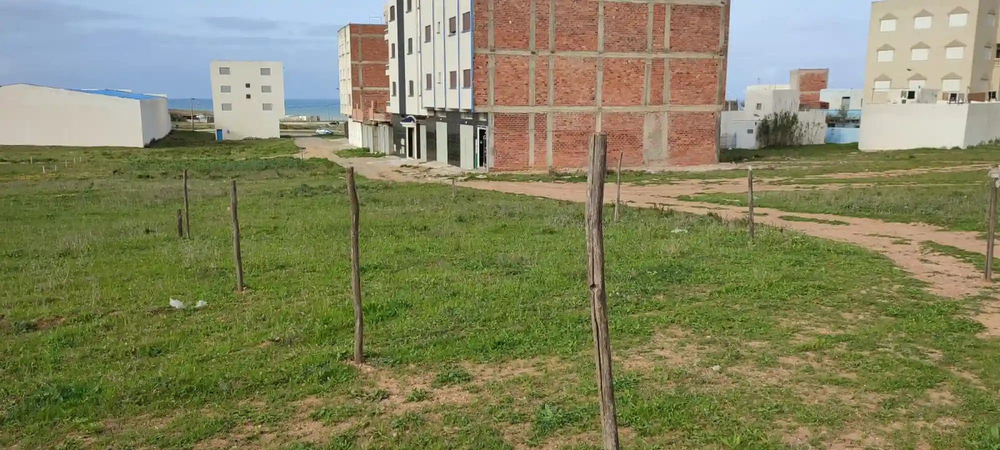 Terrain à vendre à Azla, portefeuille, 76 mètres , équipé d'eau et d'électricité Terrain à vendre à Azla, portefeuille, 76 mètres , équipé d'eau et d'électricité