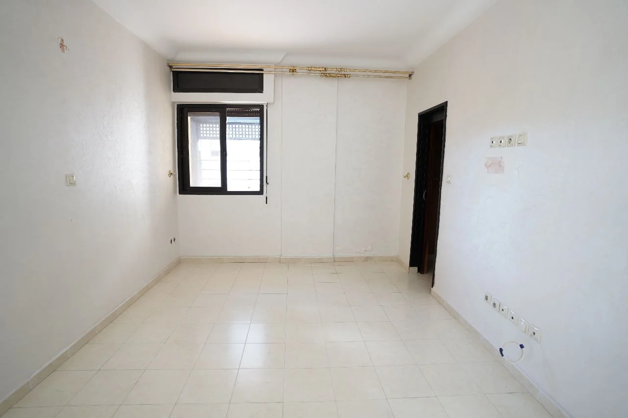 bel appartement à vendre à tanger 1èr étage ، 336 mètres 5 chambres 2 salon bel appartement à vendre à tanger 1èr étage ، 336 mètres 5 chambres 2 salon