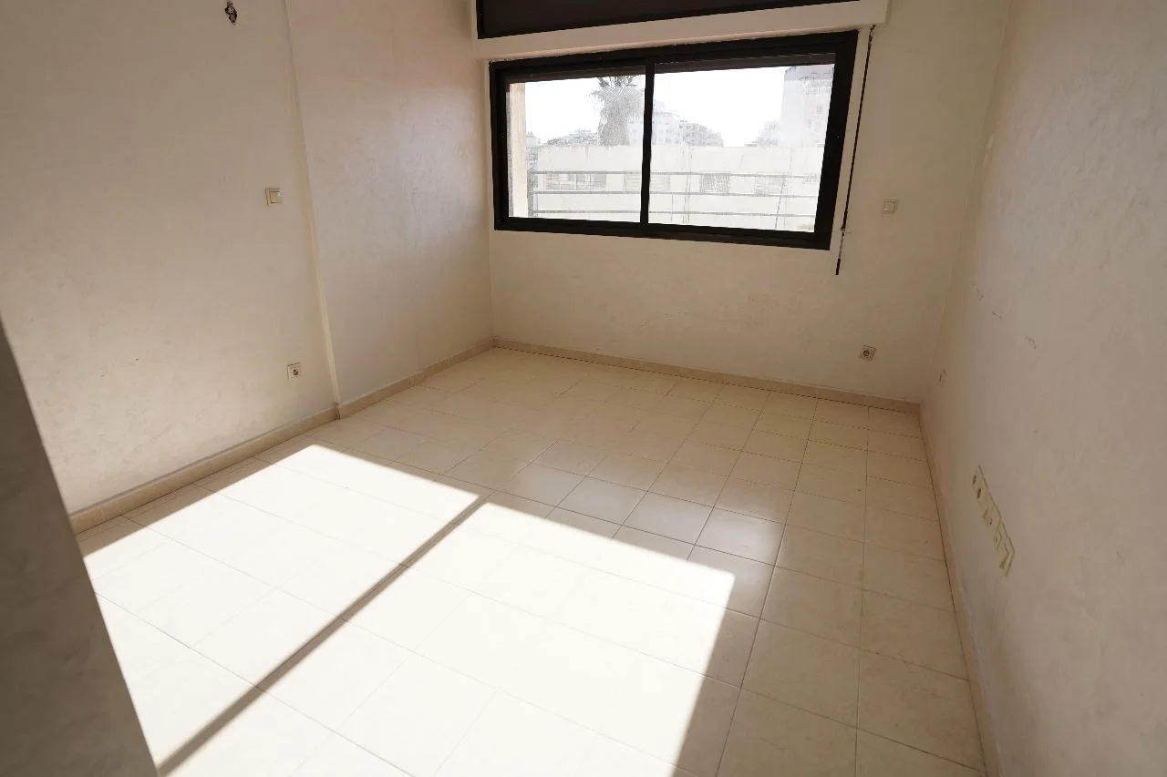 bel appartement à vendre à tanger 1èr étage ، 336 mètres 5 chambres 2 salon bel appartement à vendre à tanger 1èr étage ، 336 mètres 5 chambres 2 salon