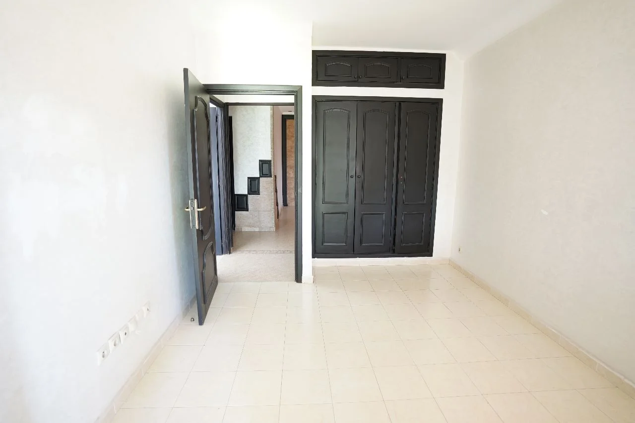 bel appartement à vendre à tanger 1èr étage ، 336 mètres 5 chambres 2 salon bel appartement à vendre à tanger 1èr étage ، 336 mètres 5 chambres 2 salon