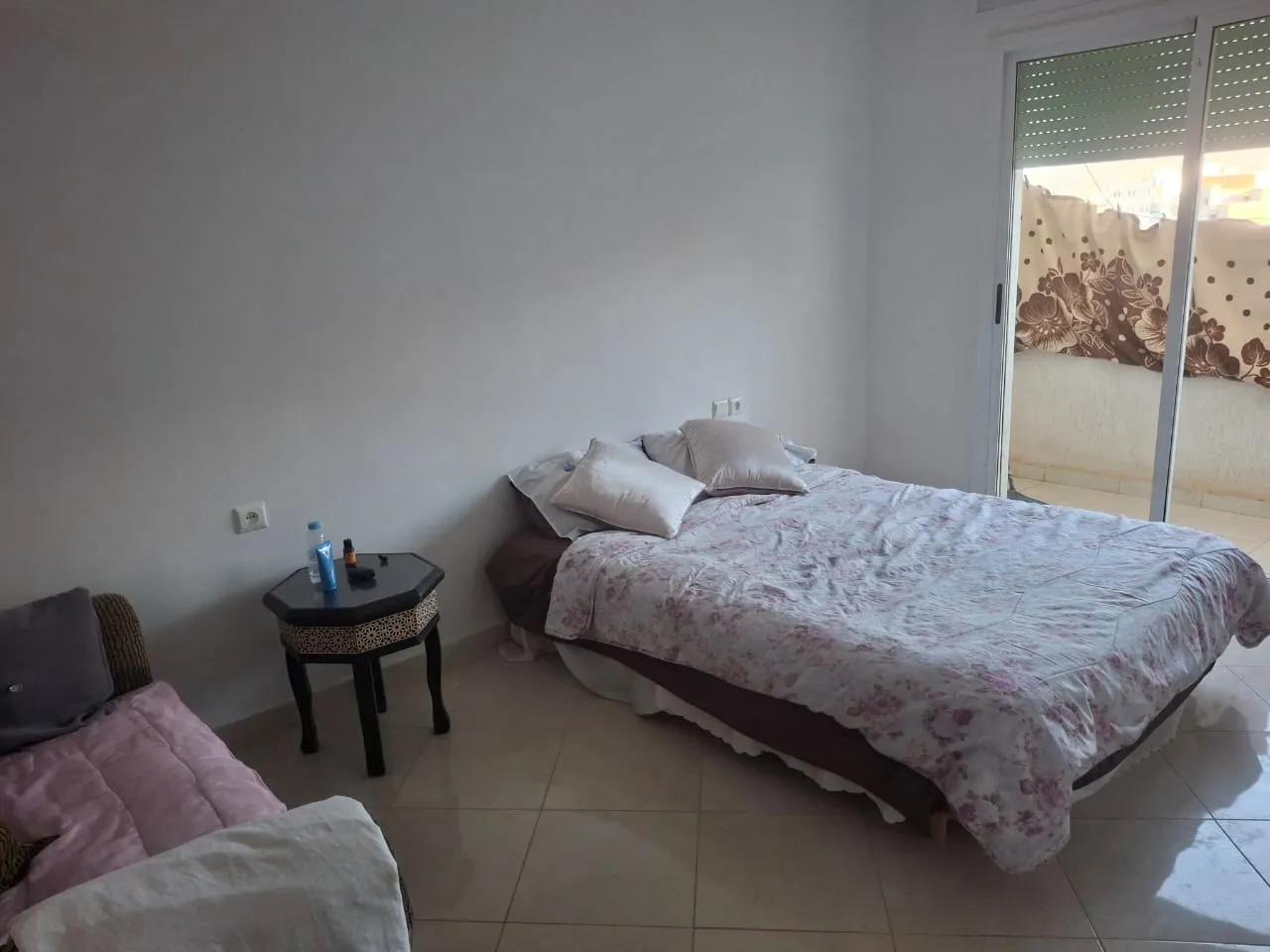 Appartement à vendre à Oued El Lou, 85 m², deux façades, situé au 3ᵉ étage. Appartement à vendre à Oued El Lou, 85 m², deux façades, situé au 3ᵉ étage.