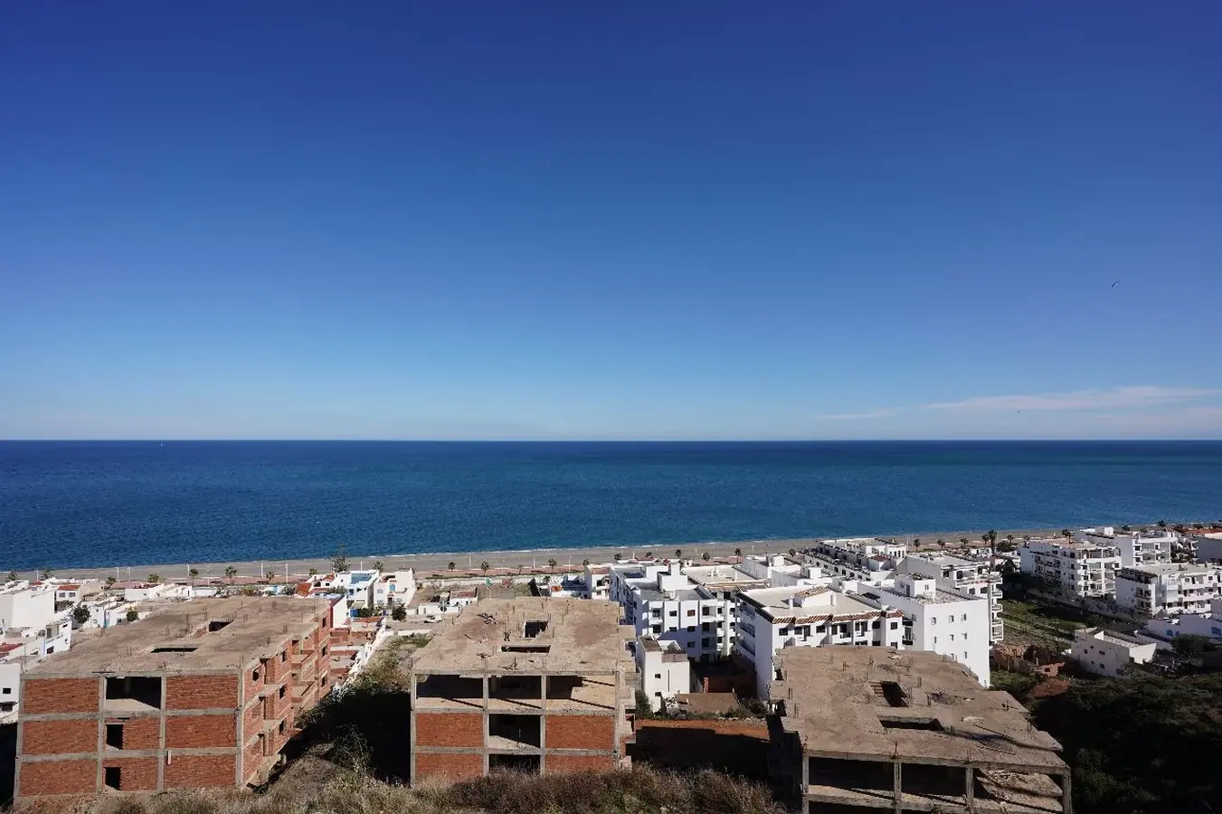 UN MAGASIN COMMERCIAL À VENDRE à oued laou  V...