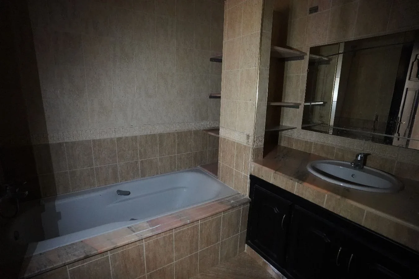 bel appartement à vendre à tanger 1èr étage ، 336 mètres 5 chambres 2 salon bel appartement à vendre à tanger 1èr étage ، 336 mètres 5 chambres 2 salon