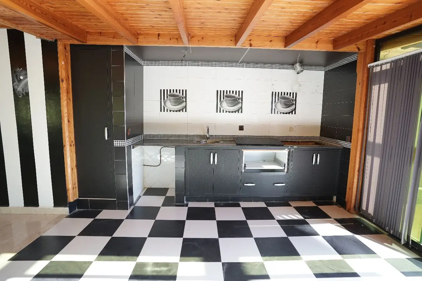 bel appartement à vendre à tanger 1èr étage ، 336 mètres 5 chambres 2 salon bel appartement à vendre à tanger 1èr étage ، 336 mètres 5 chambres 2 salon