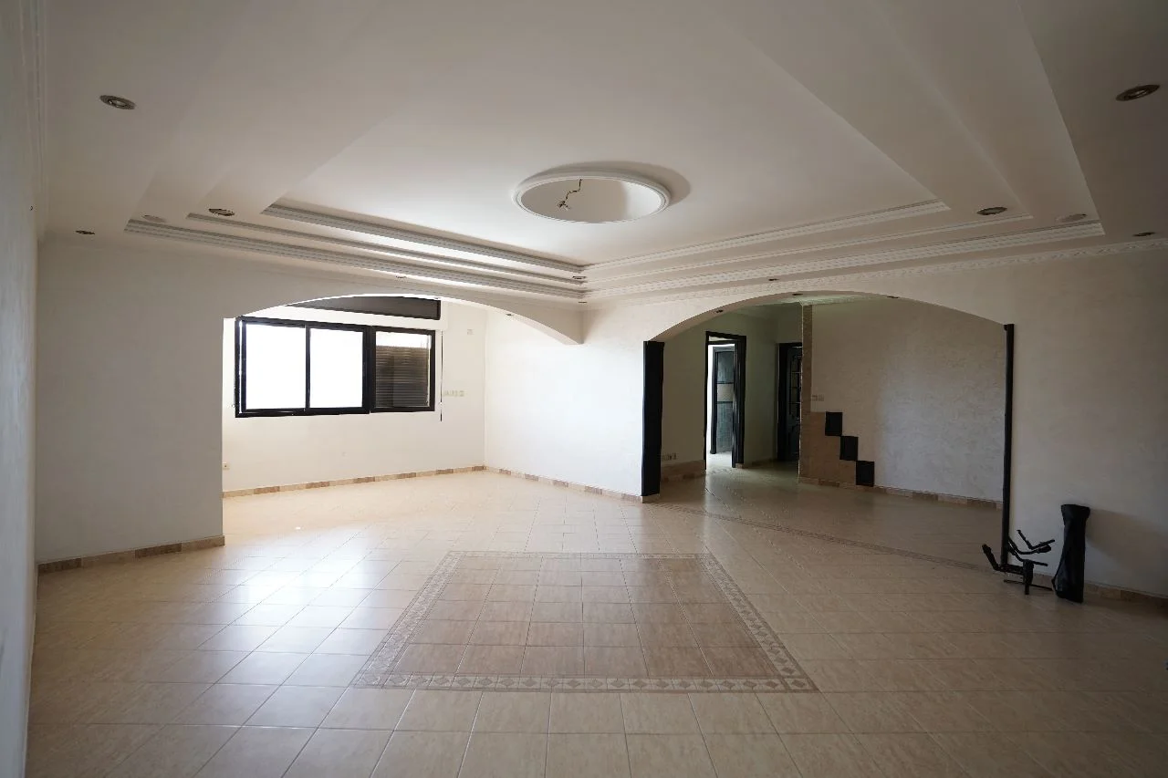 bel appartement à vendre à tanger 1èr étage ، 336 mètres 5 chambres 2 salon bel appartement à vendre à tanger 1èr étage ، 336 mètres 5 chambres 2 salon