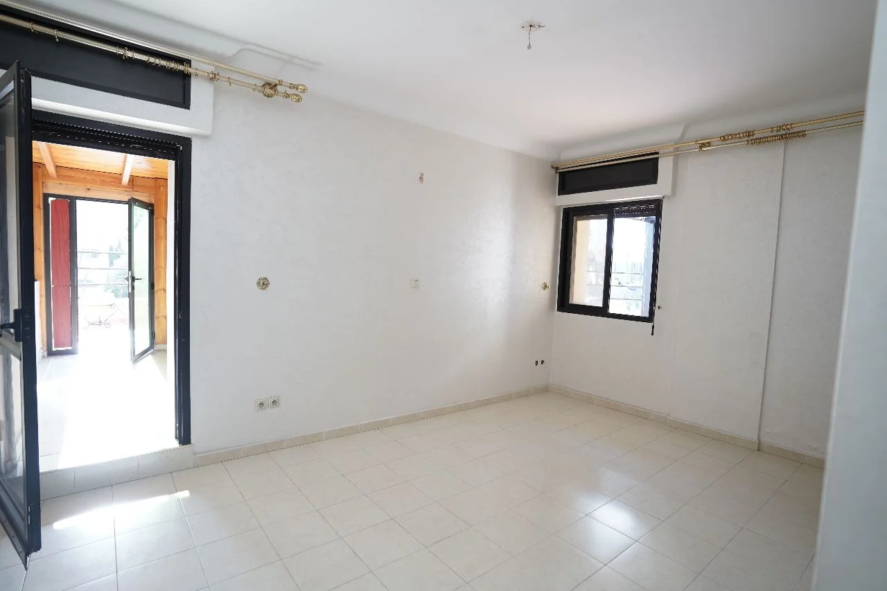 bel appartement à vendre à tanger 1èr étage ، 336 mètres 5 chambres 2 salon bel appartement à vendre à tanger 1èr étage ، 336 mètres 5 chambres 2 salon