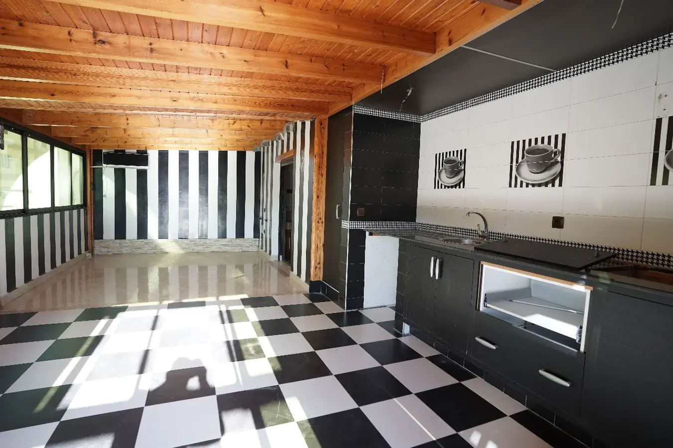 bel appartement à vendre à tanger 1èr étage ، 336 mètres 5 chambres 2 salon bel appartement à vendre à tanger 1èr étage ، 336 mètres 5 chambres 2 salon